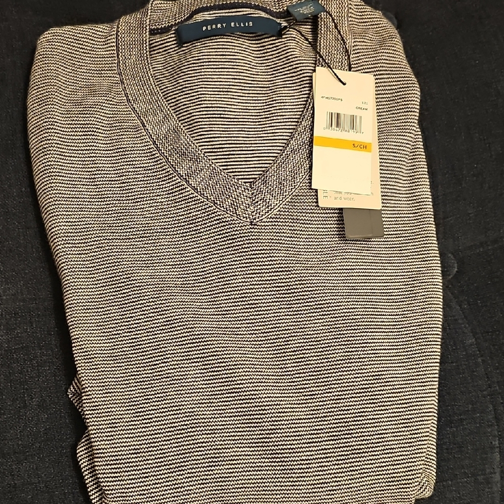 Perry Ellis Gray V-Neck Sweater with Subtle Elegance